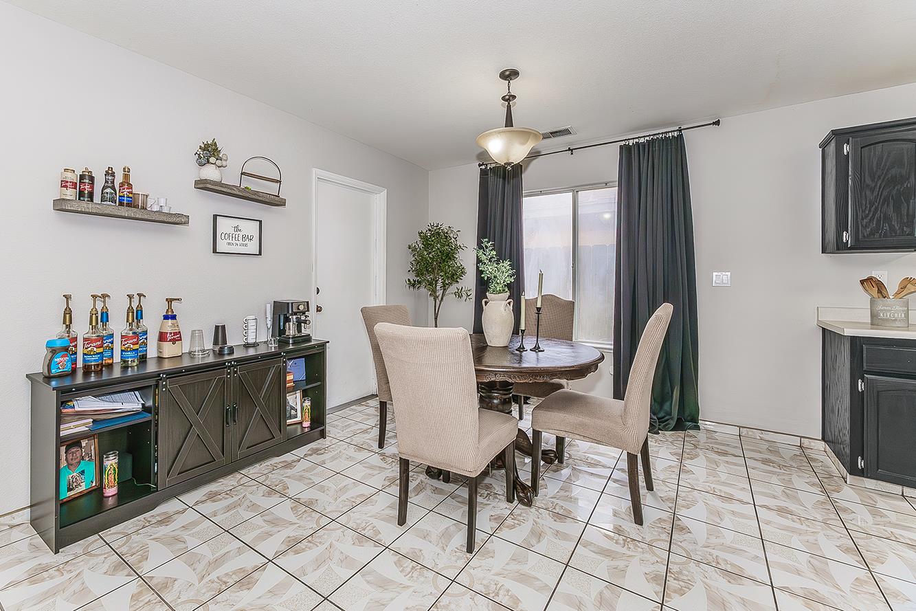 201 Exie Ln, Dinuba, CA 93618