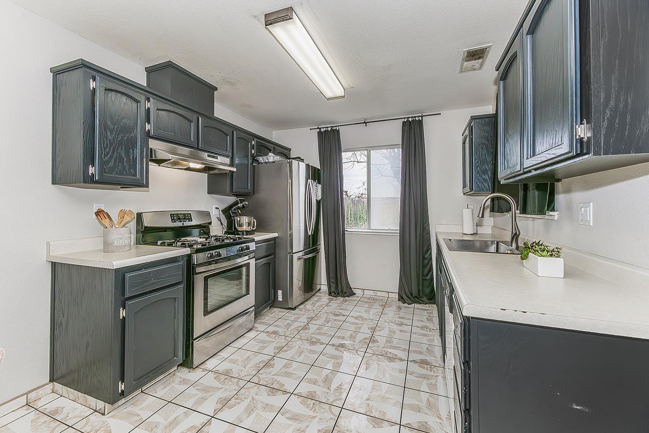 201 Exie Ln, Dinuba, CA 93618