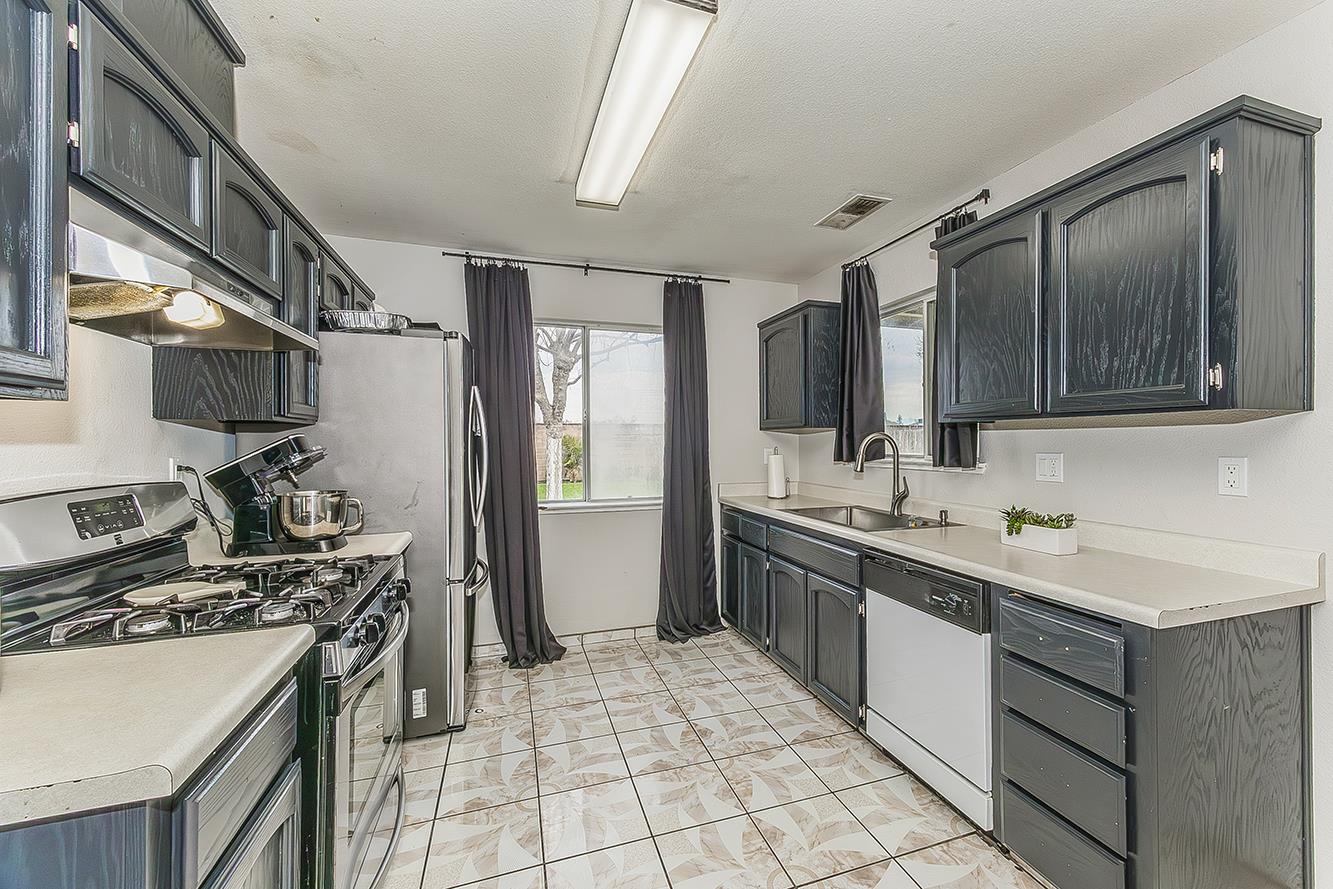 201 Exie Ln, Dinuba, CA 93618