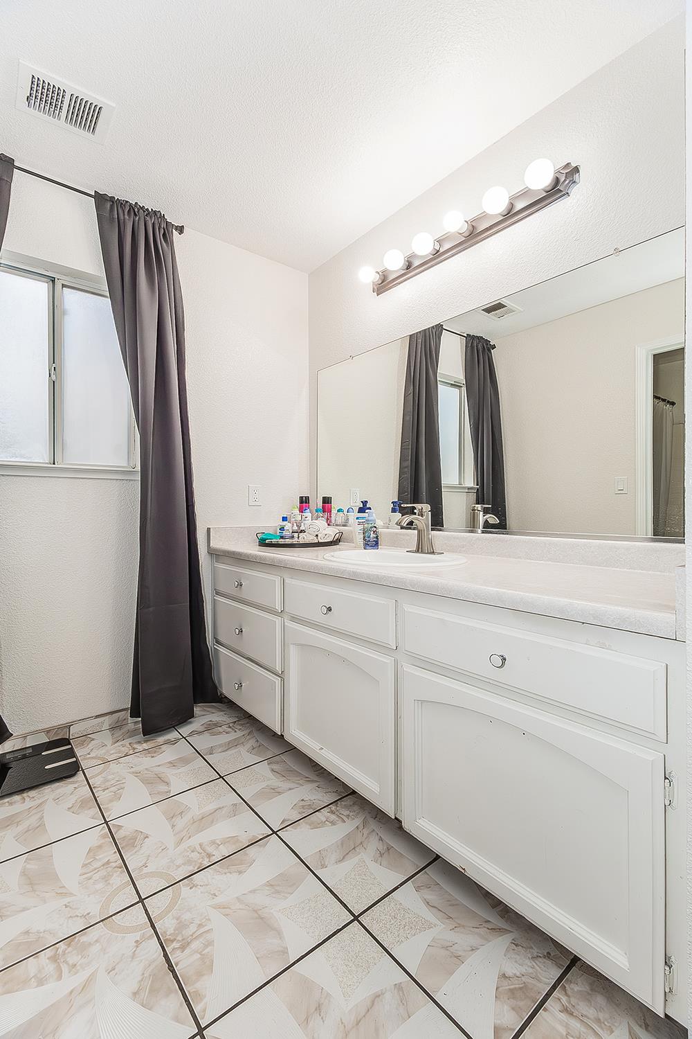 201 Exie Ln, Dinuba, CA 93618