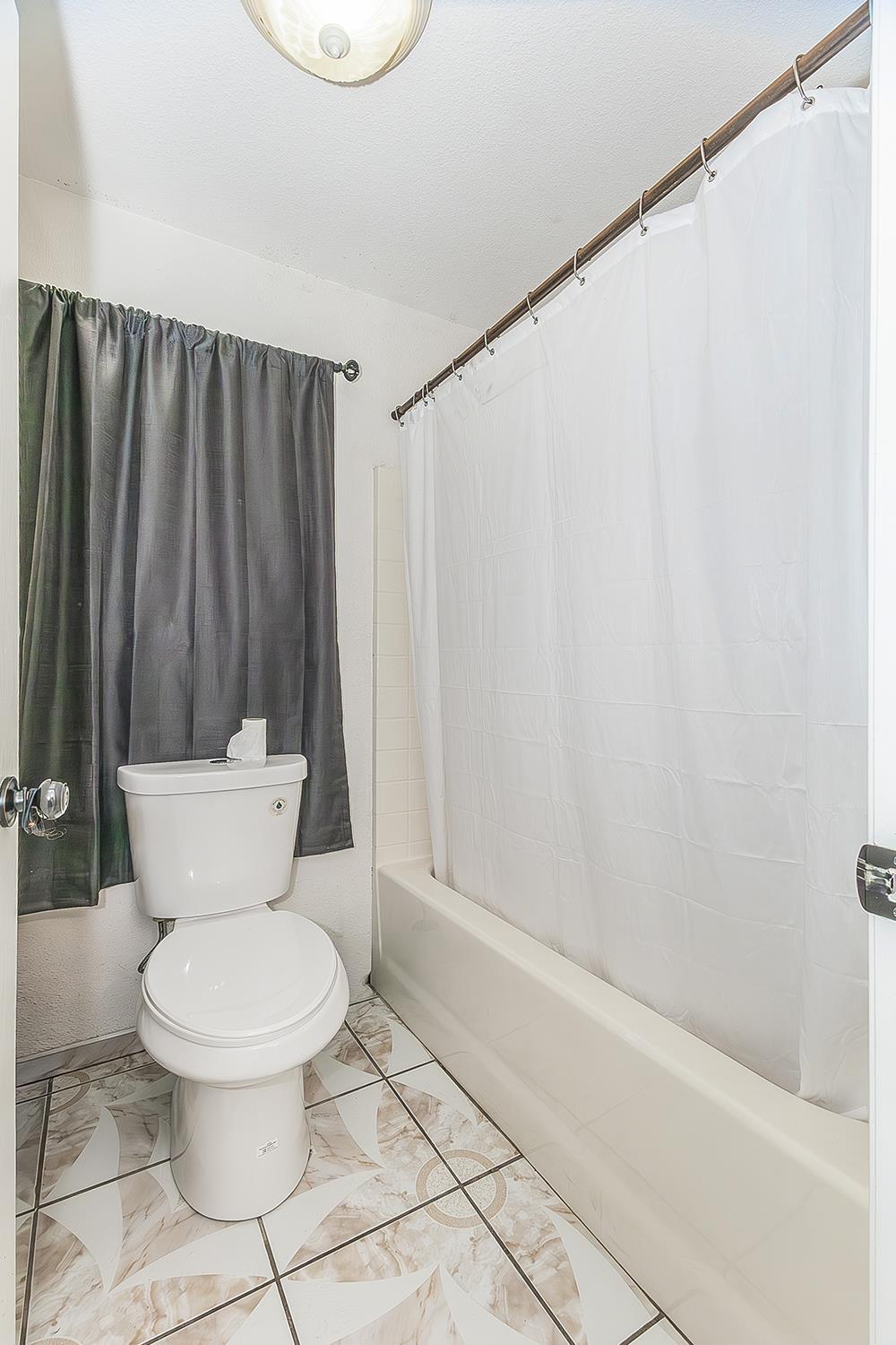 201 Exie Ln, Dinuba, CA 93618