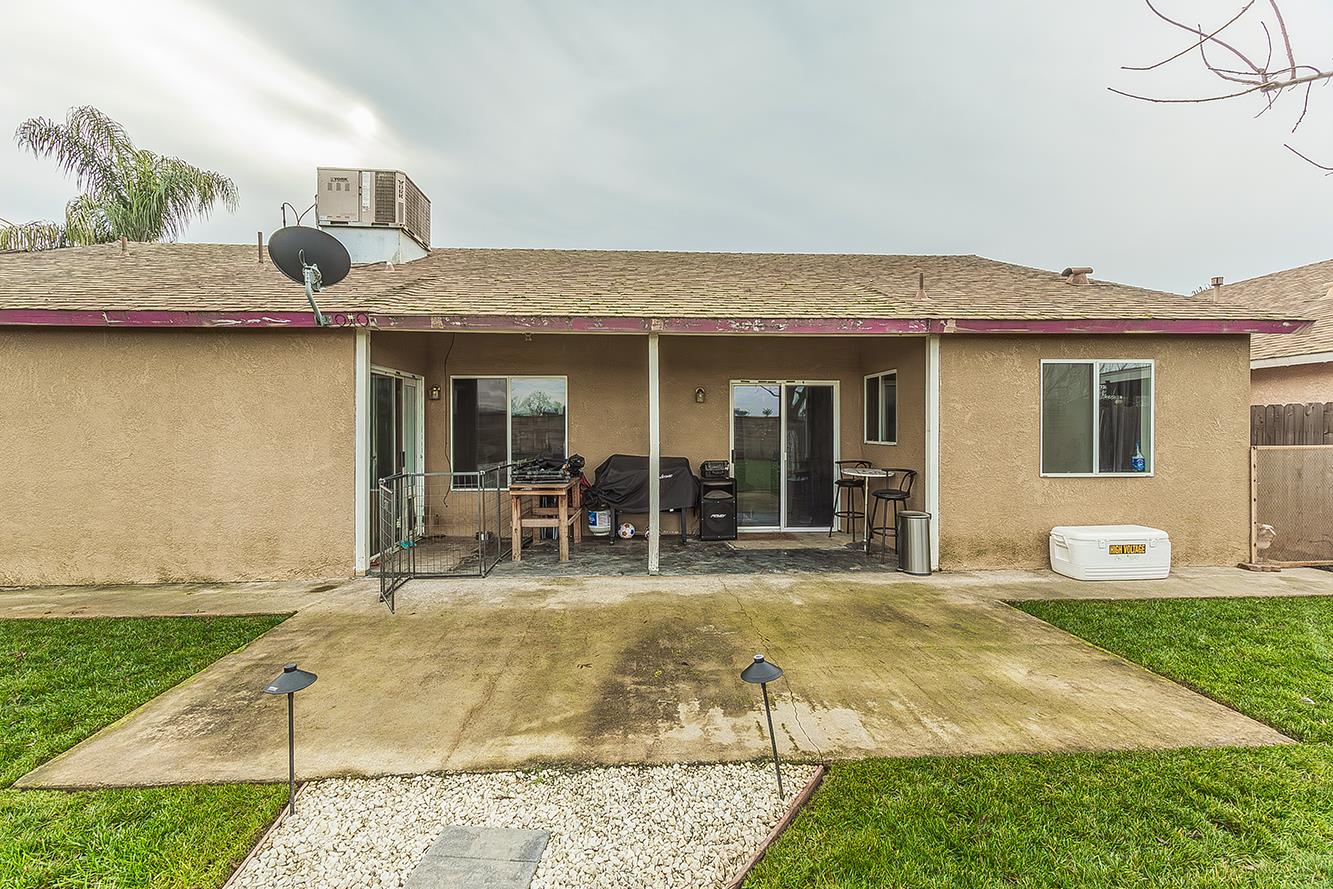 201 Exie Ln, Dinuba, CA 93618