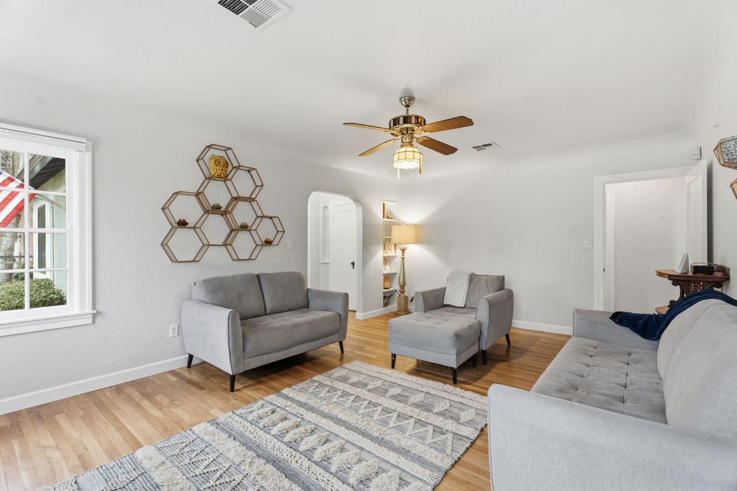 1313 W Beverly Dr, Visalia, CA 93277