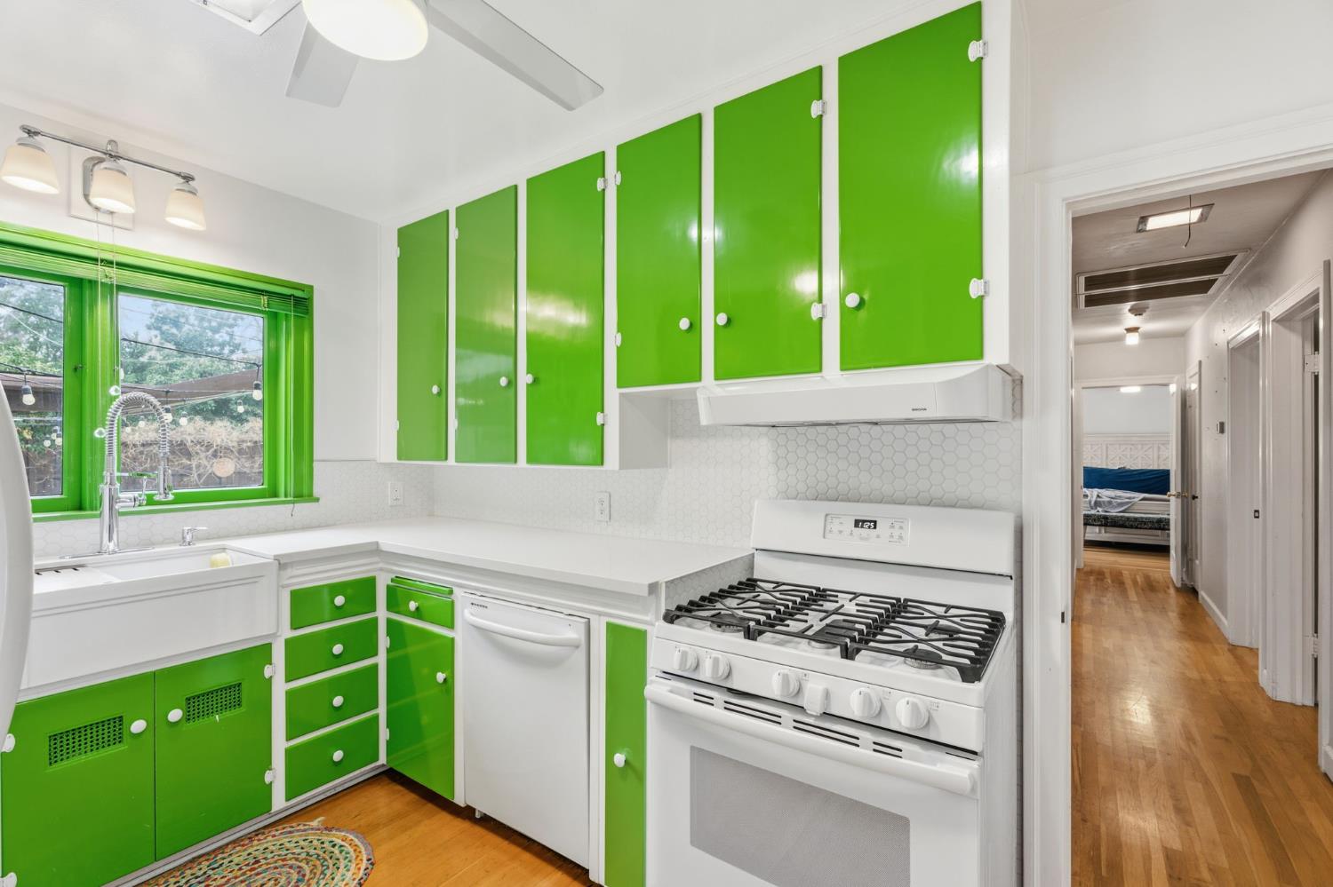 1313 W Beverly Dr, Visalia, CA 93277