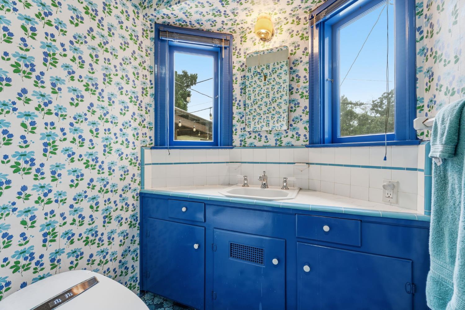 1313 W Beverly Dr, Visalia, CA 93277