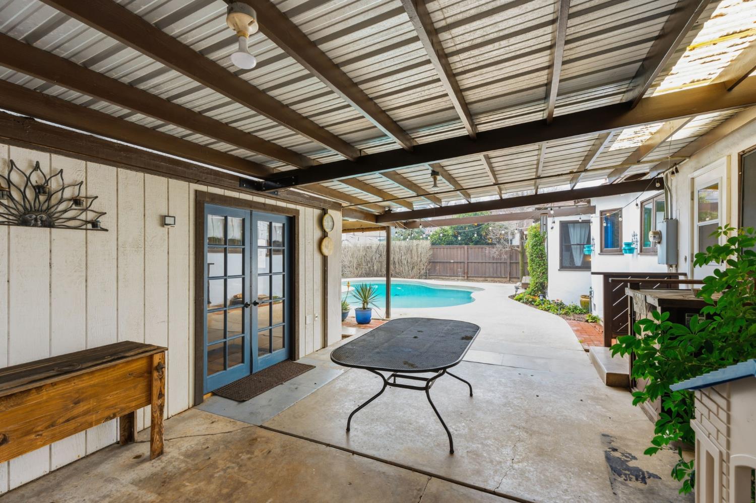 1313 W Beverly Dr, Visalia, CA 93277