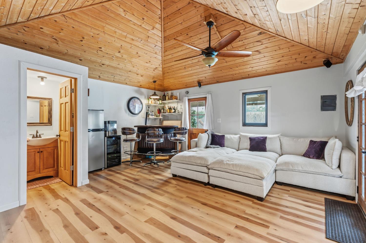 1313 W Beverly Dr, Visalia, CA 93277