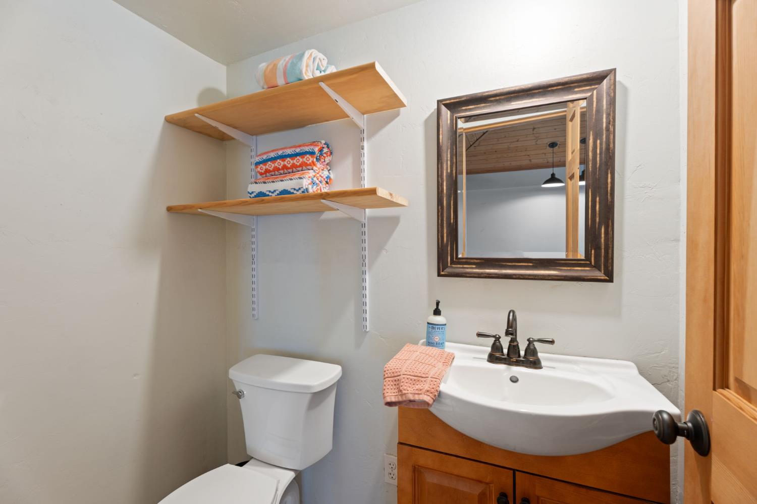 1313 W Beverly Dr, Visalia, CA 93277