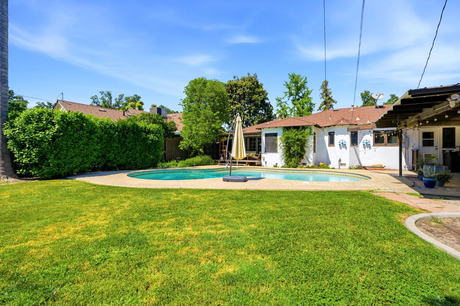 1313 W Beverly Dr, Visalia, CA 93277