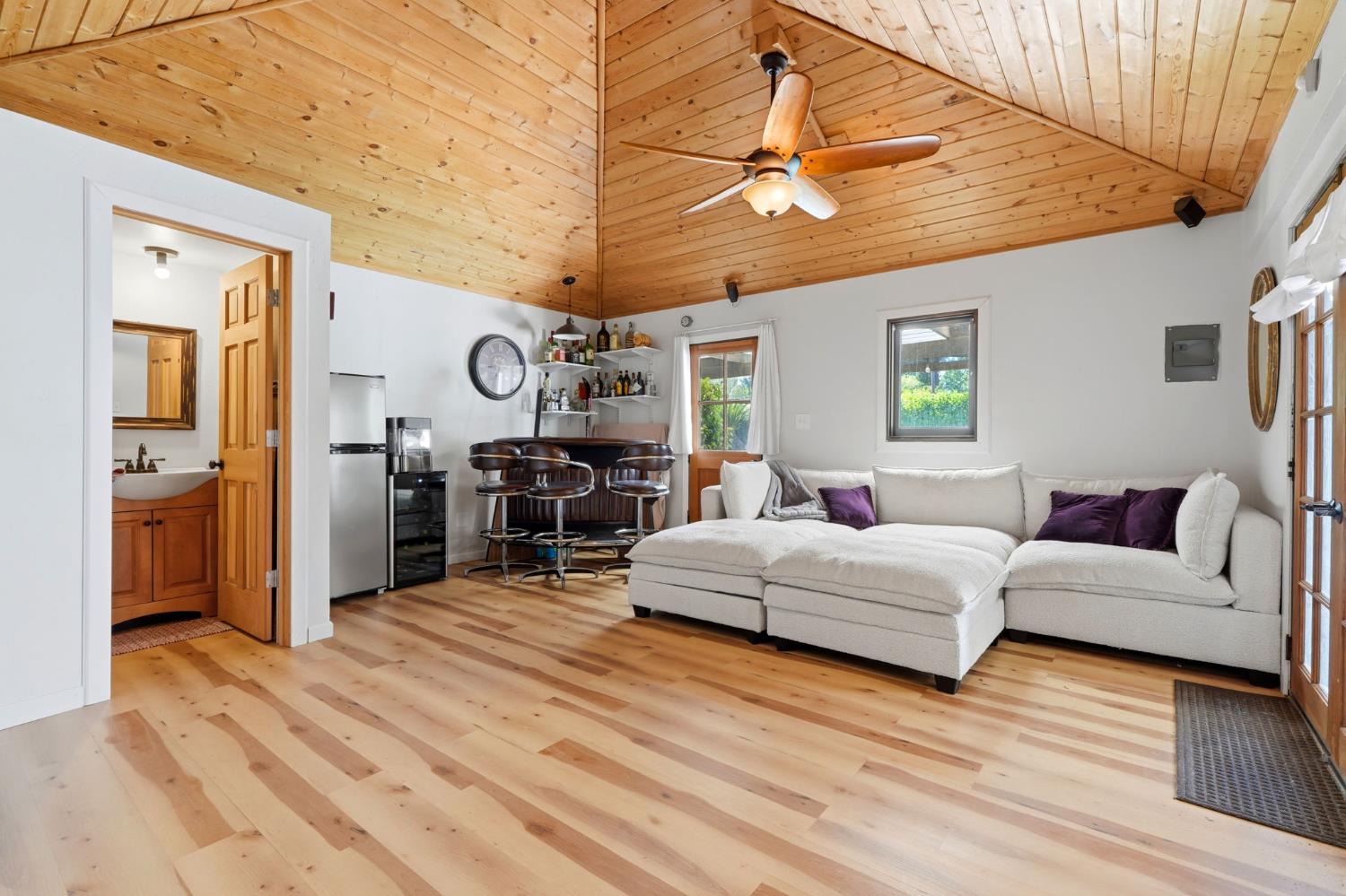 1313 W Beverly Dr, Visalia, CA 93277