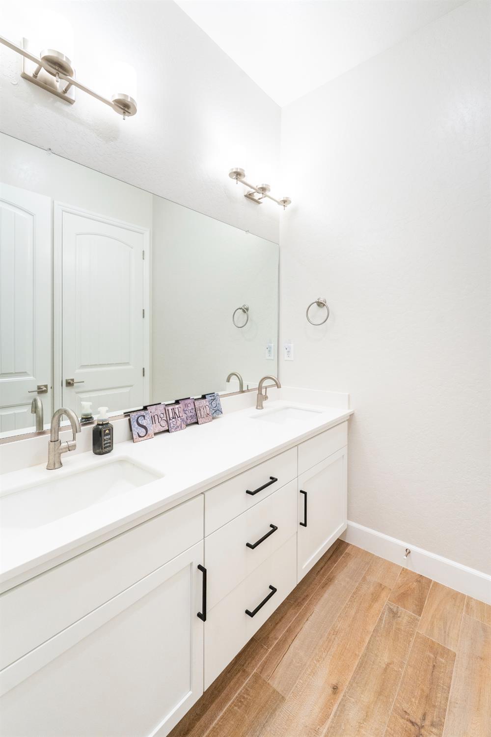 1731 N Hanson Ave, Clovis, CA 93619