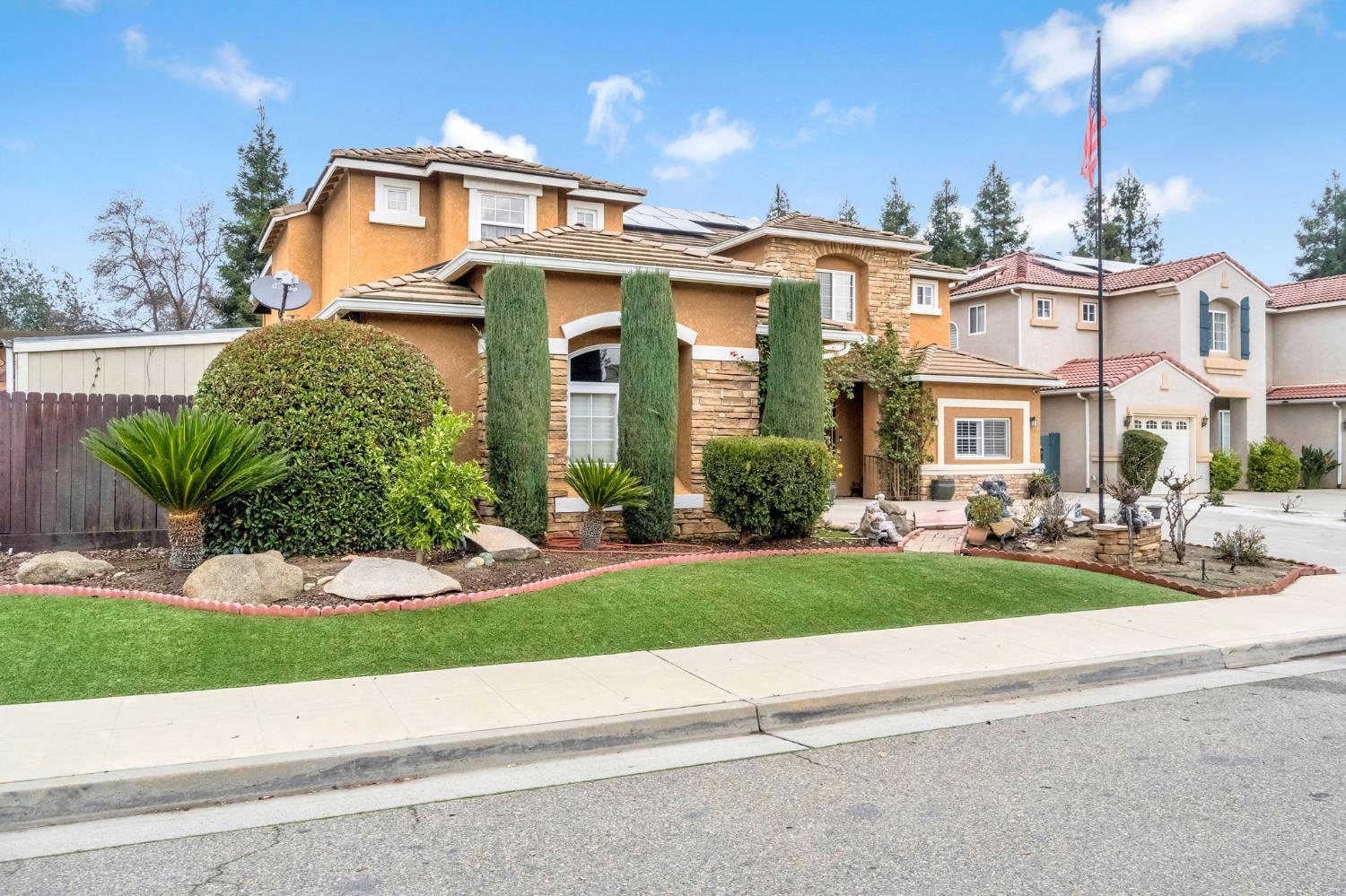 2524 E Granada Ave, Fresno, CA 93720