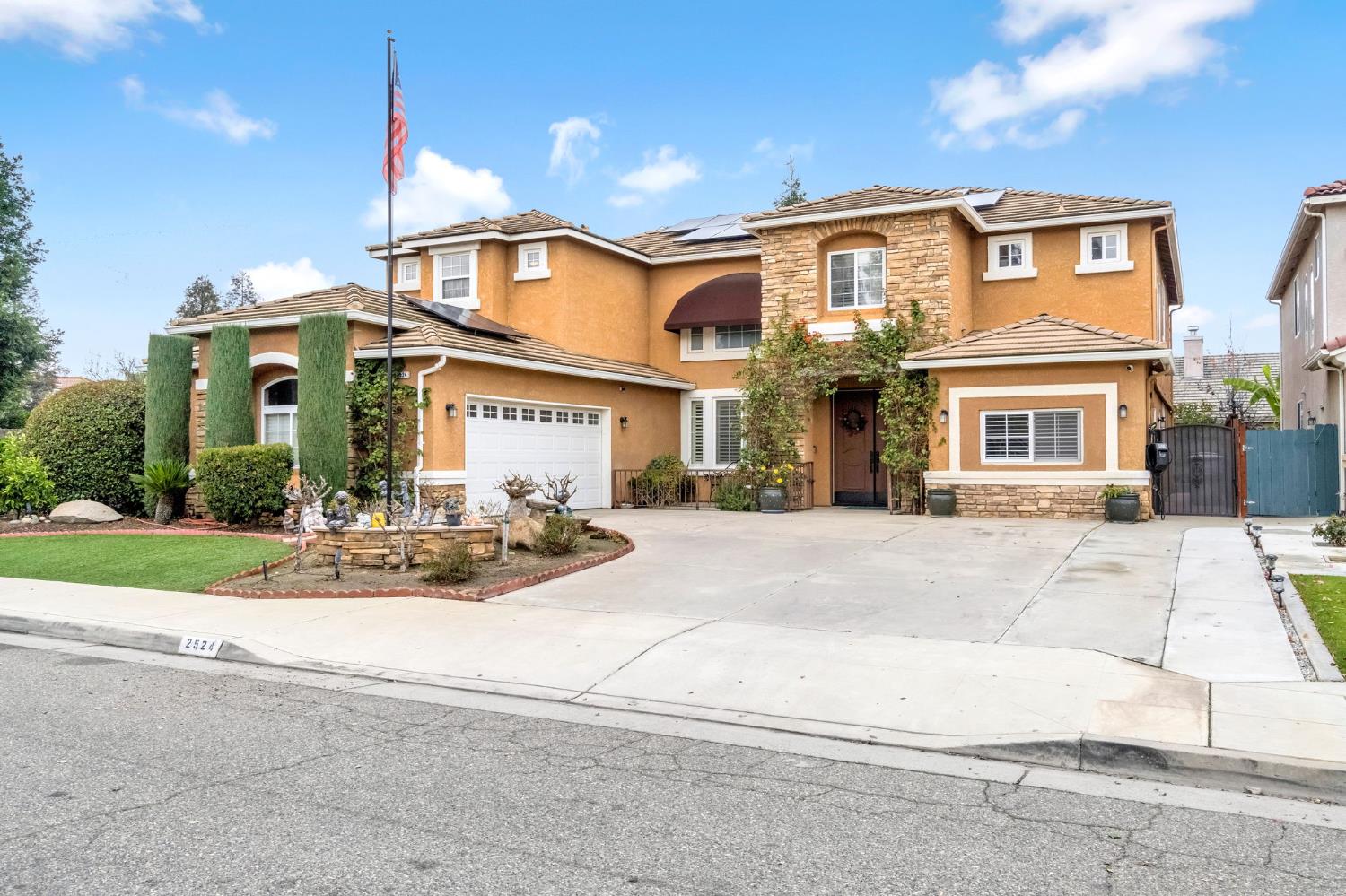 2524 E Granada Ave, Fresno, CA 93720