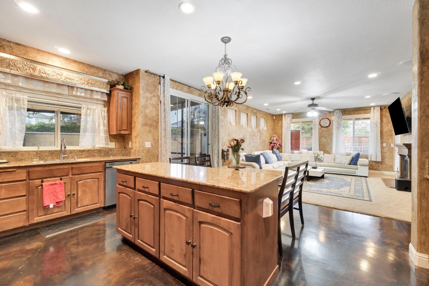 2524 E Granada Ave, Fresno, CA 93720