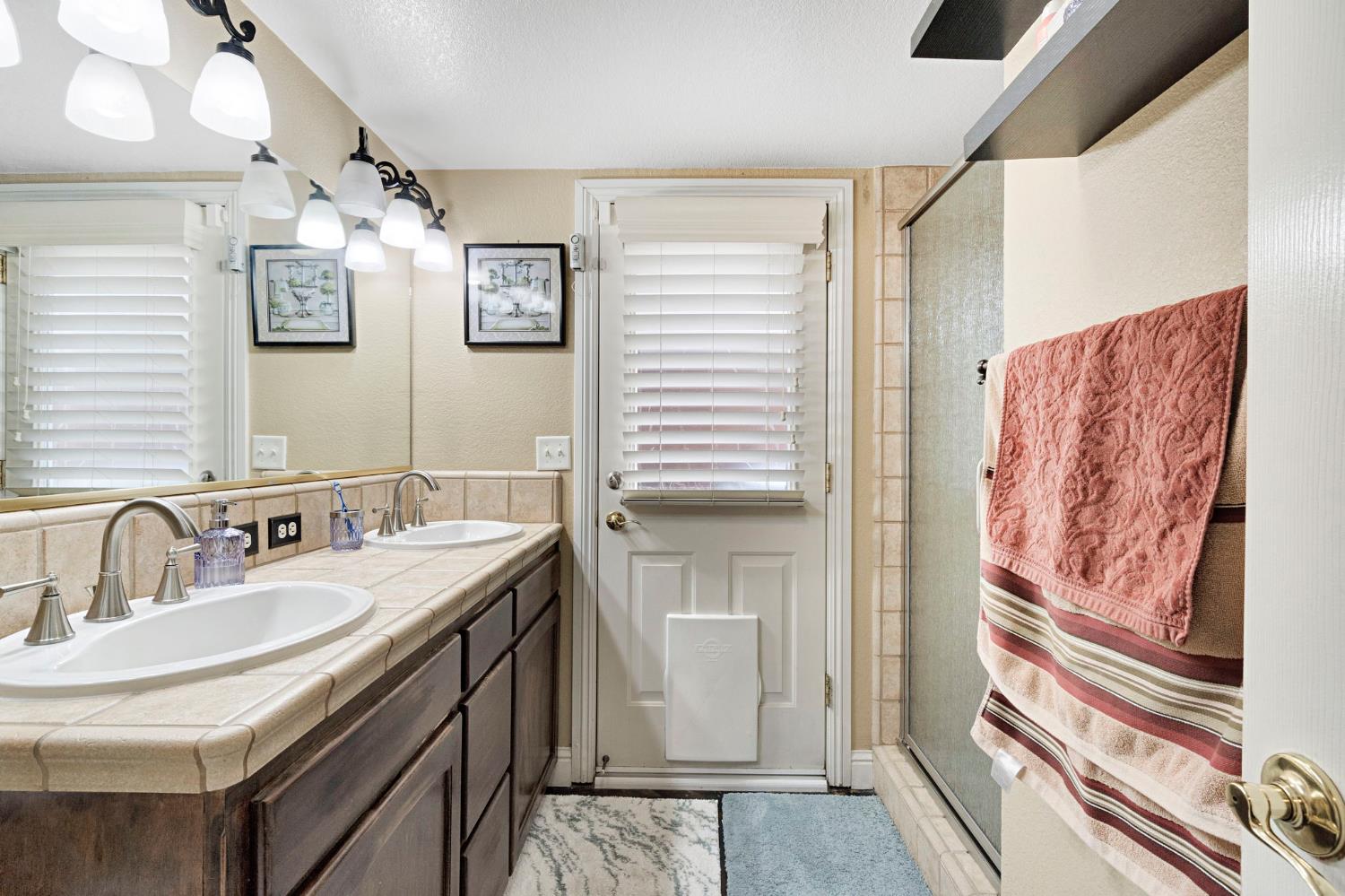 2524 E Granada Ave, Fresno, CA 93720