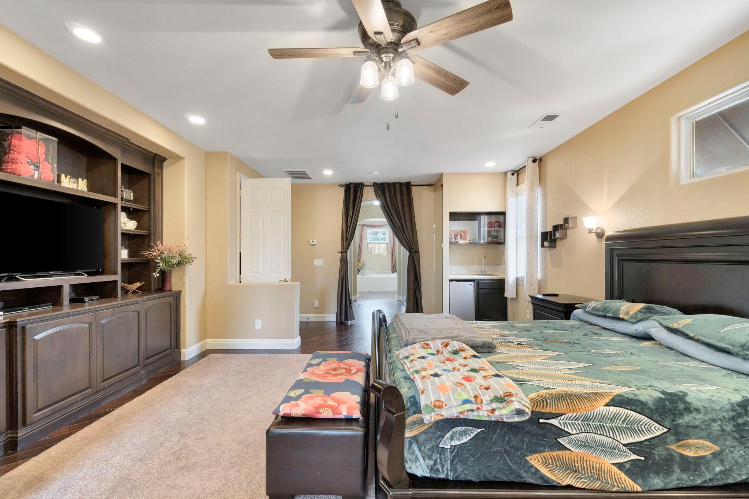 2524 E Granada Ave, Fresno, CA 93720