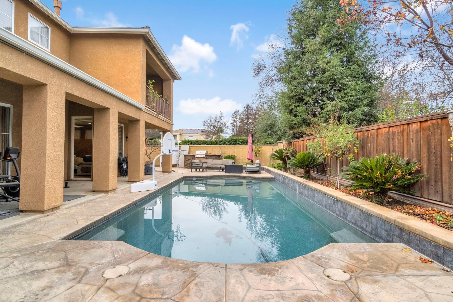 2524 E Granada Ave, Fresno, CA 93720