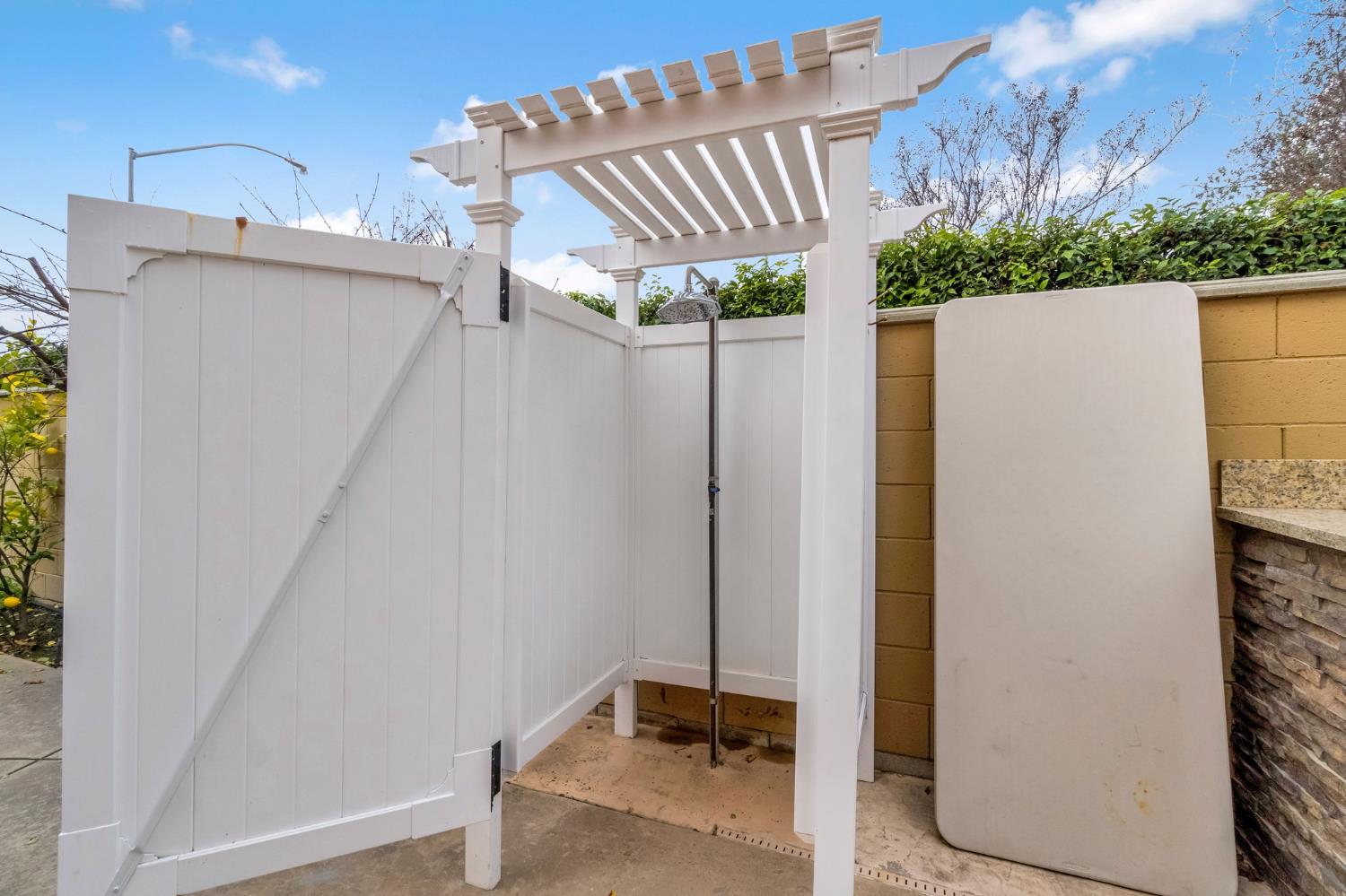 2524 E Granada Ave, Fresno, CA 93720