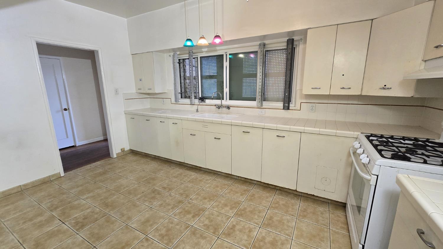 3015 N Adoline Ave, Fresno, CA 93705