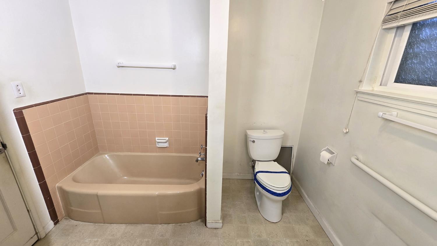 3015 N Adoline Ave, Fresno, CA 93705