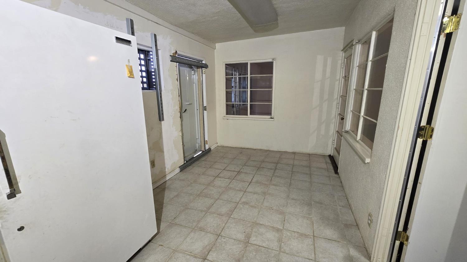 3015 N Adoline Ave, Fresno, CA 93705