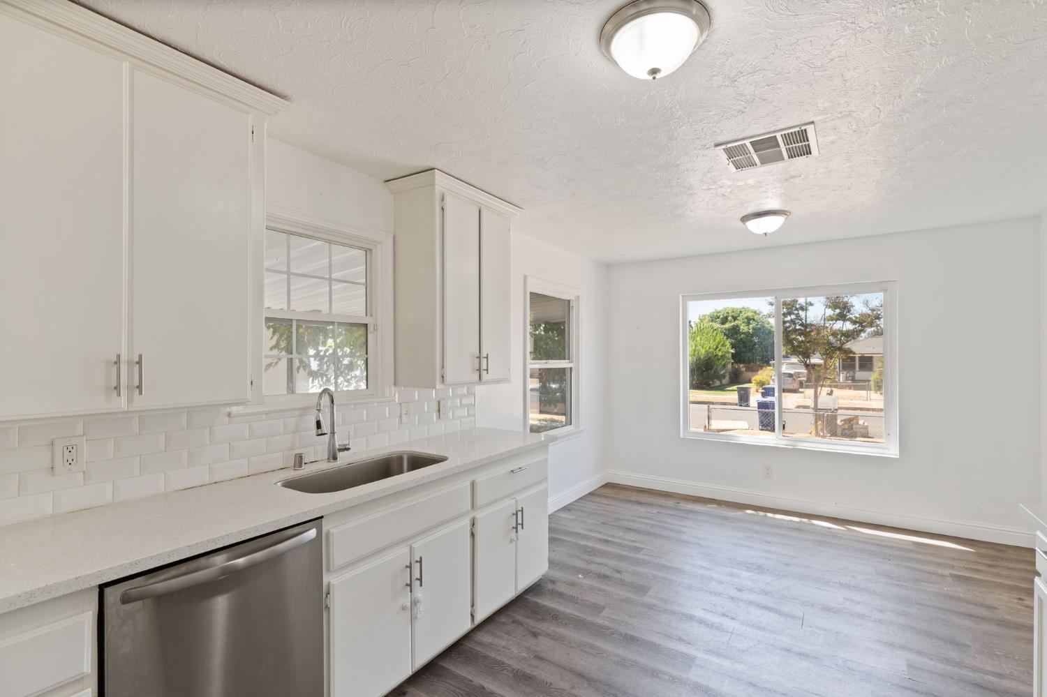 1528 W Cortland Ave, Fresno, CA 93705