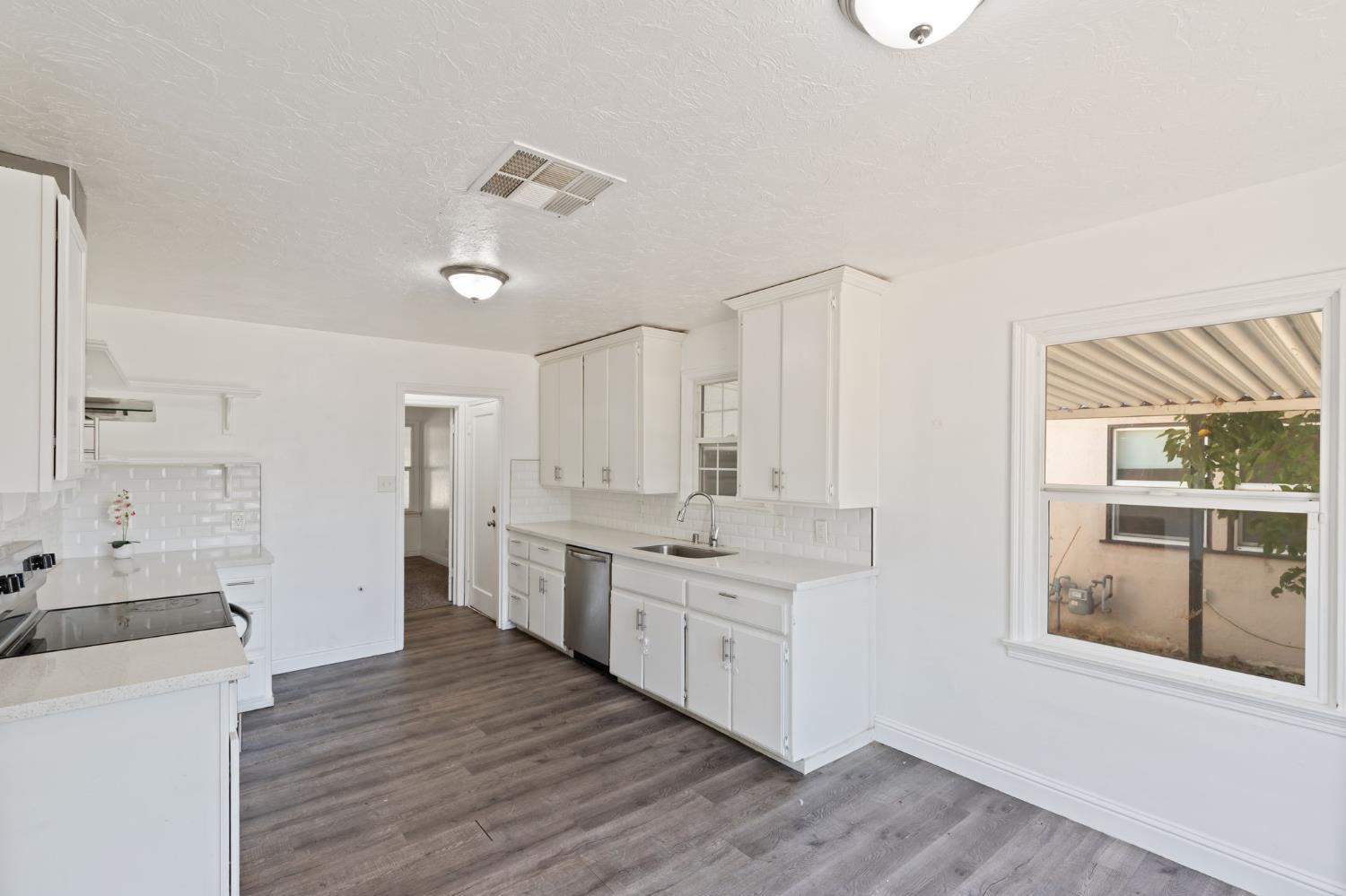 1528 W Cortland Ave, Fresno, CA 93705