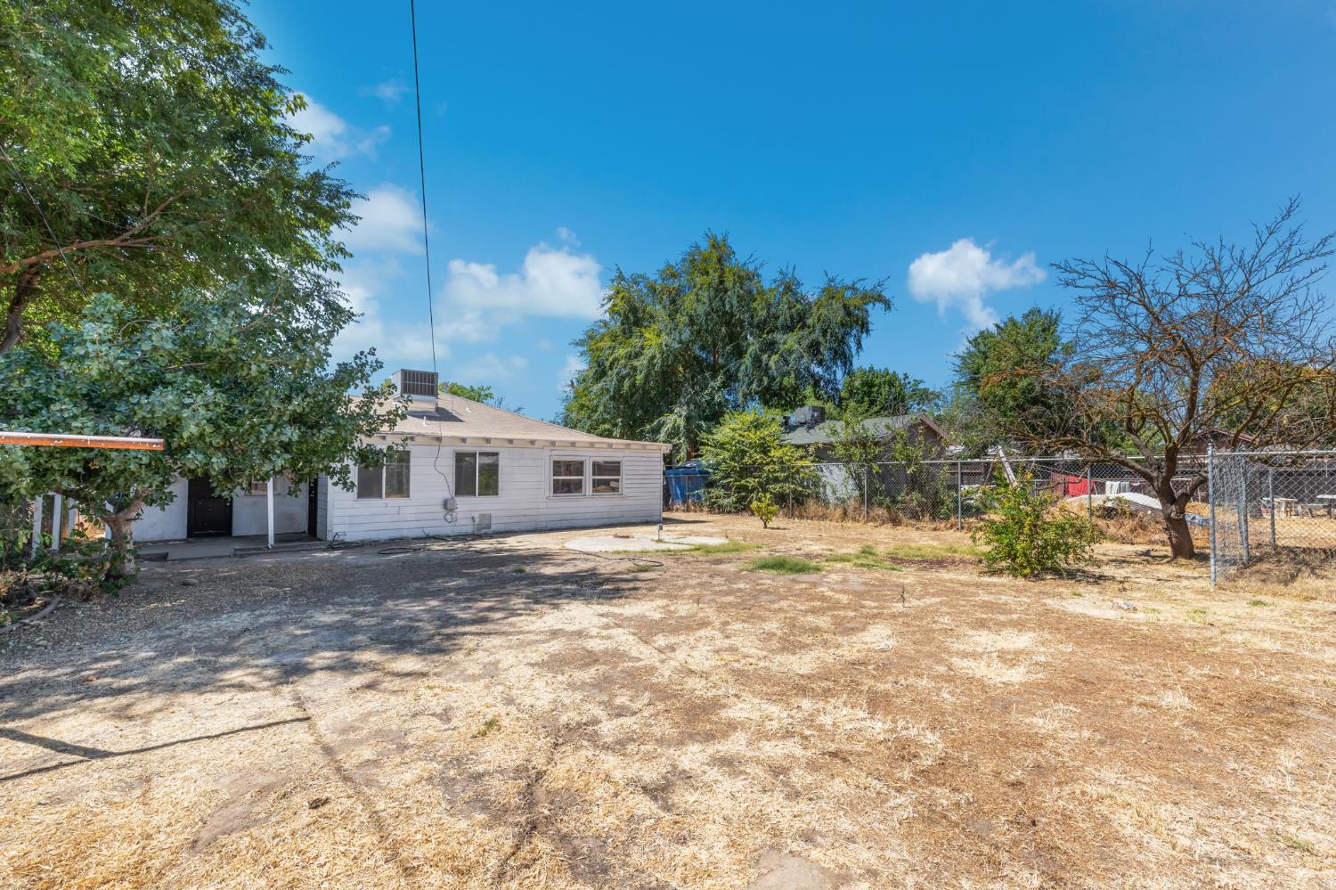 1528 W Cortland Ave, Fresno, CA 93705