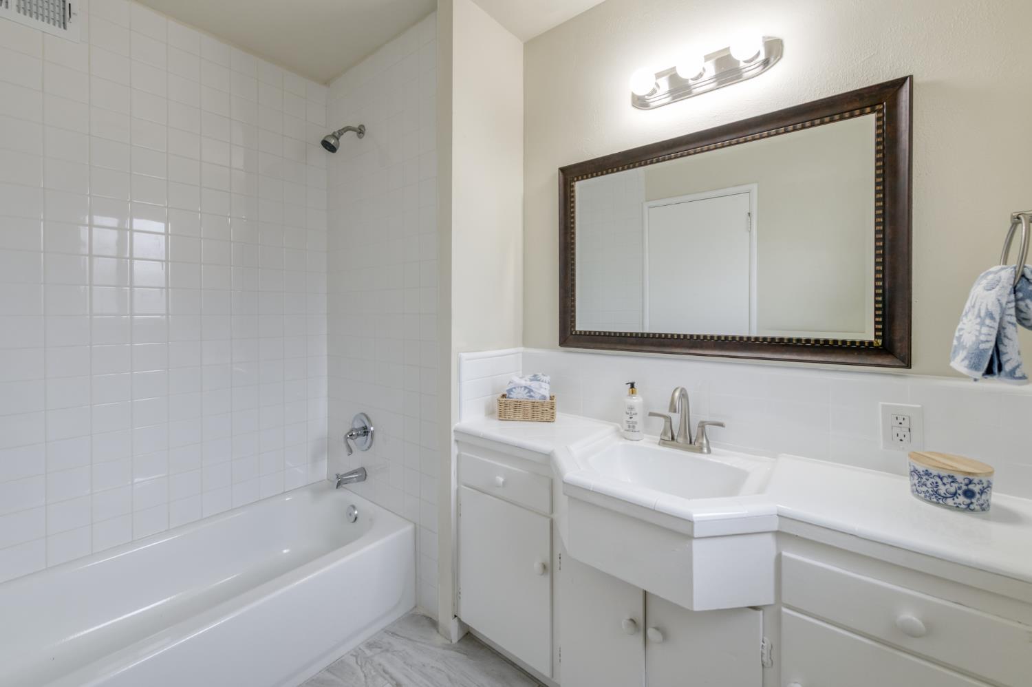 3938 E Michigan Ave, Fresno, CA 93703