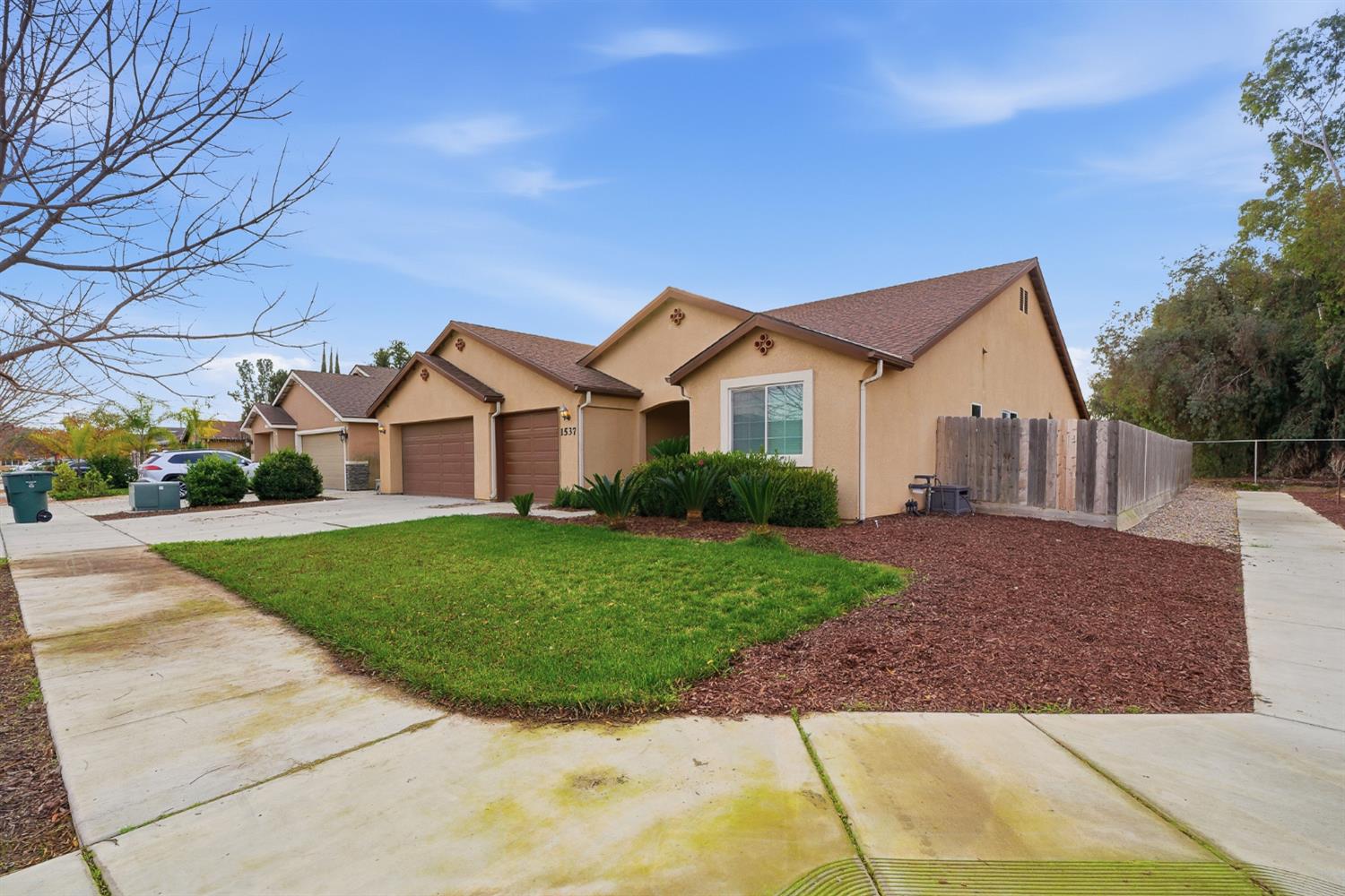 1537 N Irma St, Visalia, CA 93292