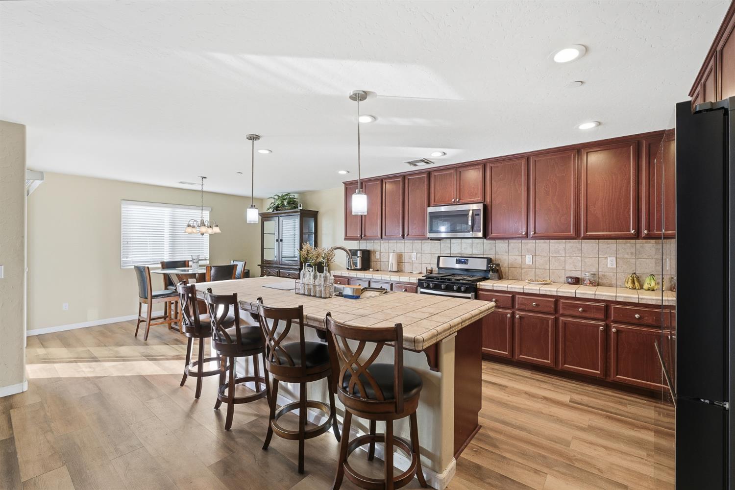 1537 N Irma St, Visalia, CA 93292