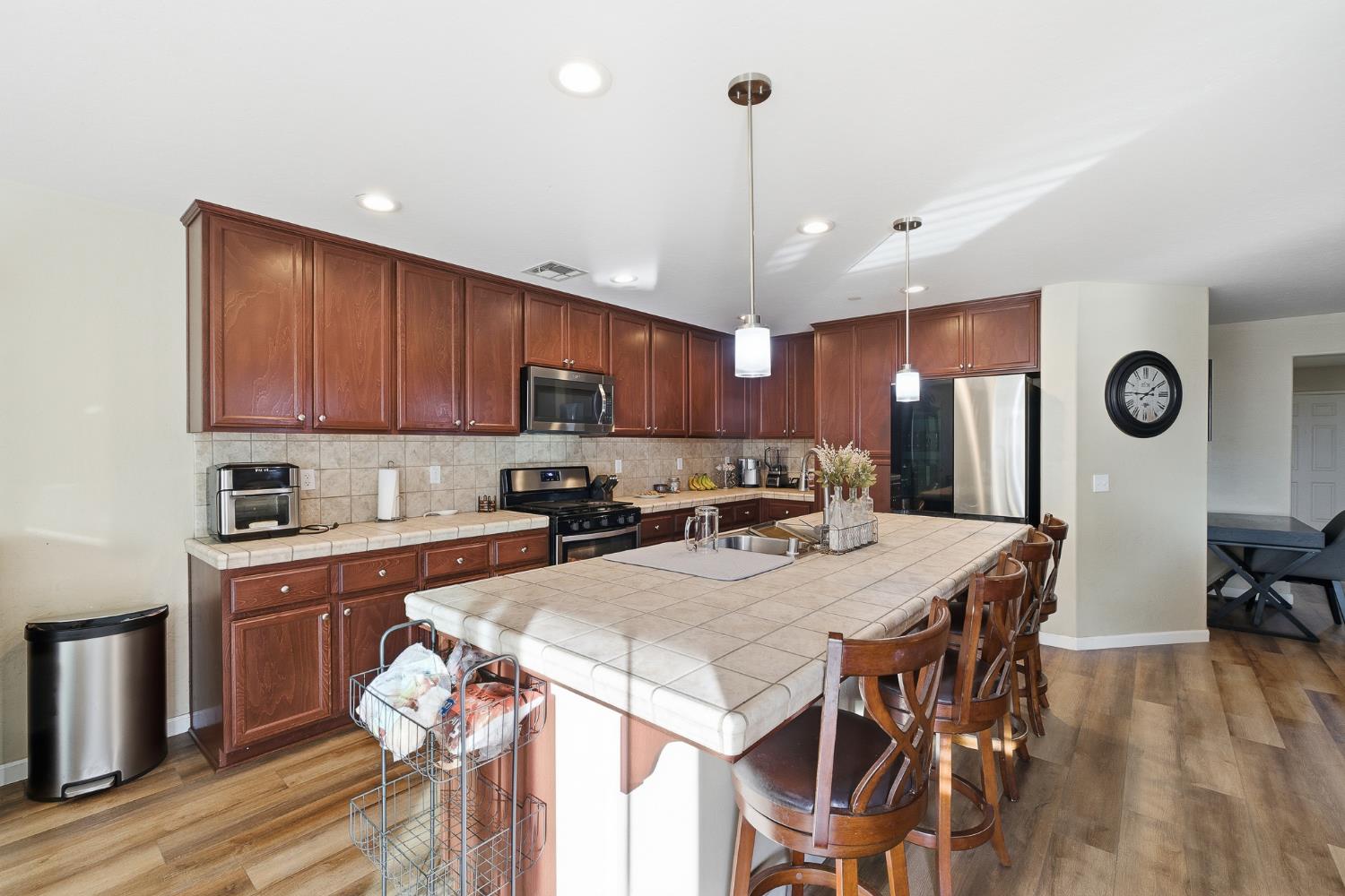 1537 N Irma St, Visalia, CA 93292