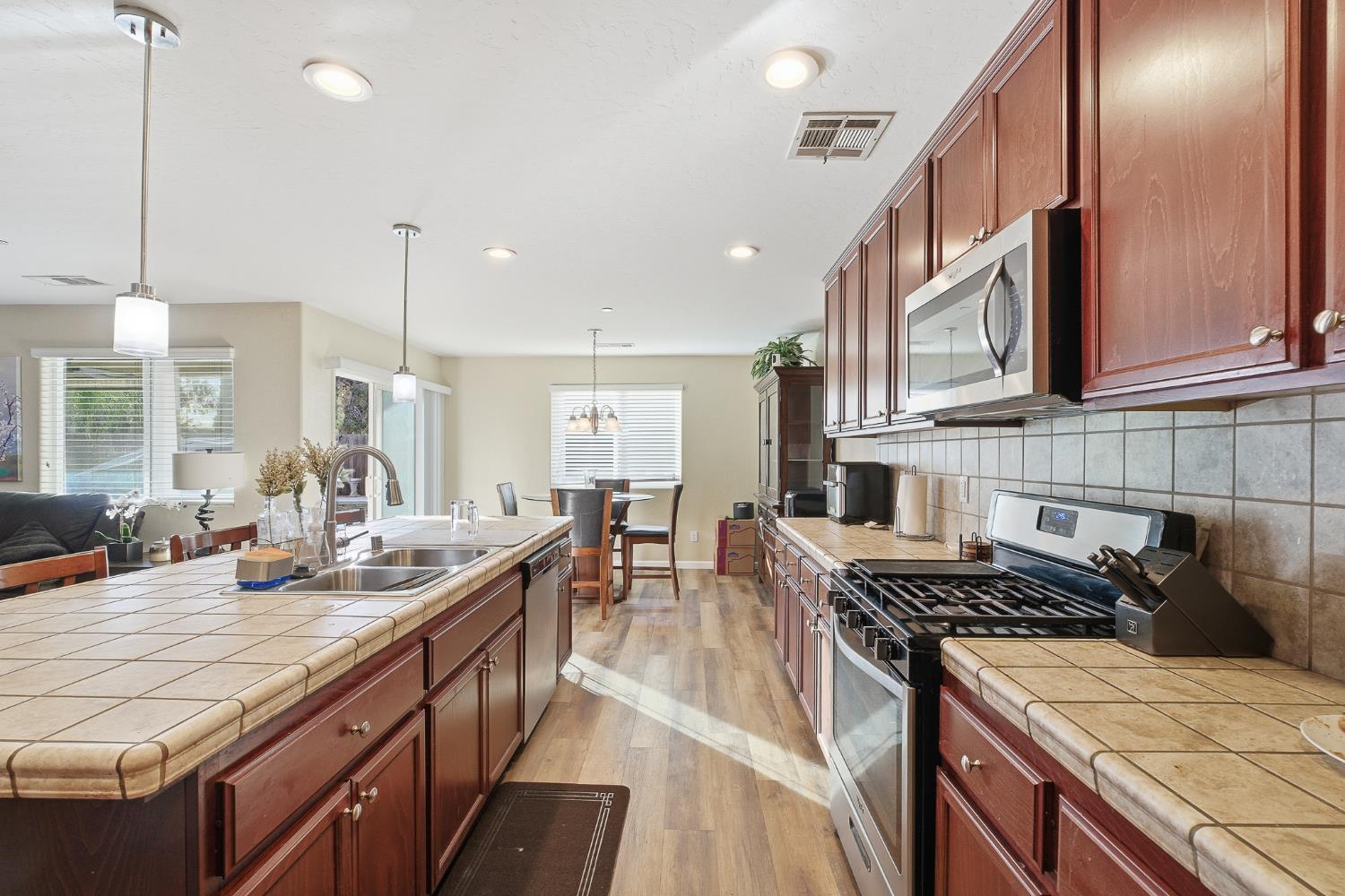 1537 N Irma St, Visalia, CA 93292