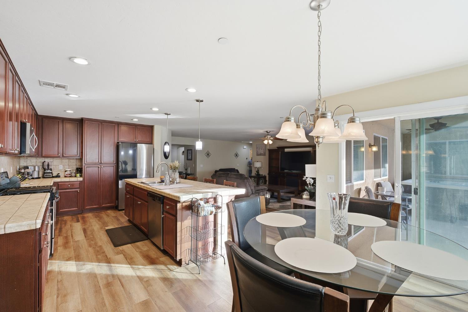 1537 N Irma St, Visalia, CA 93292