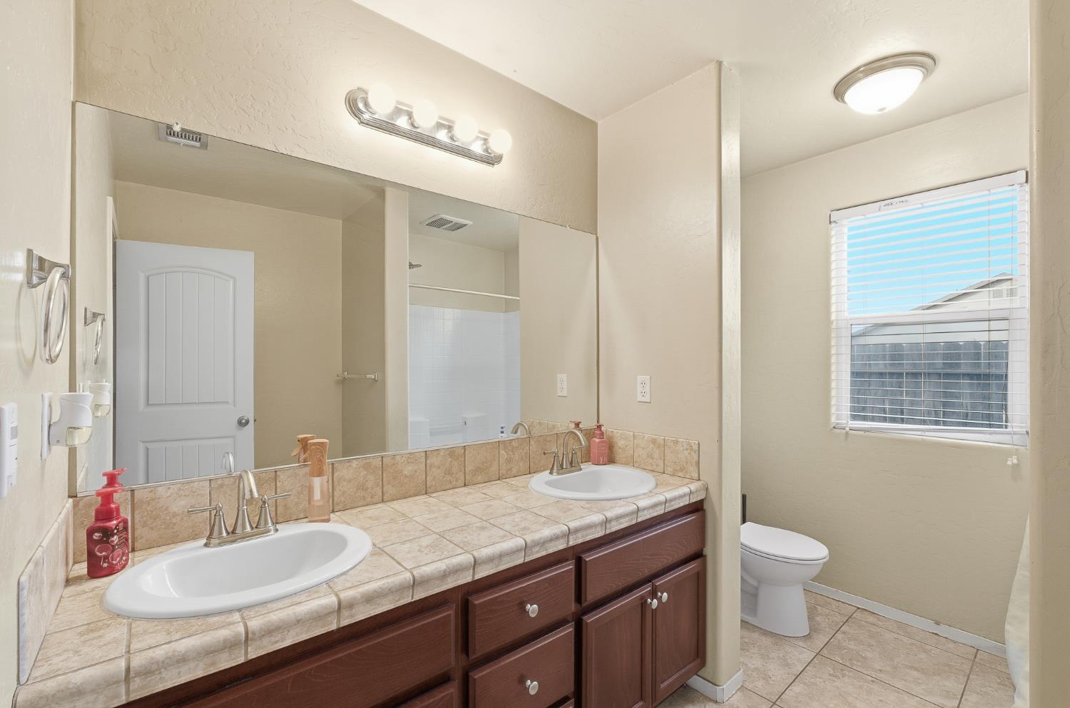 1537 N Irma St, Visalia, CA 93292