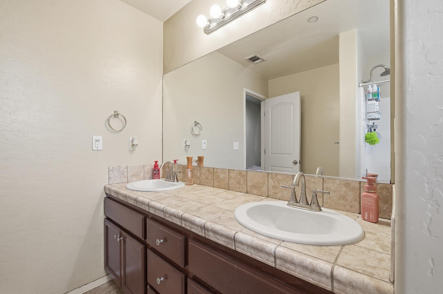 1537 N Irma St, Visalia, CA 93292