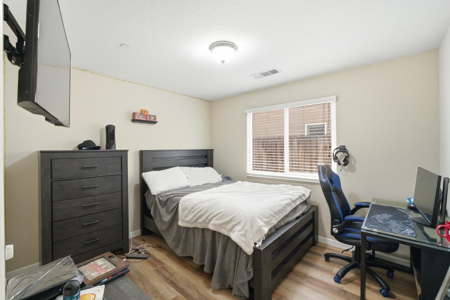 1537 N Irma St, Visalia, CA 93292