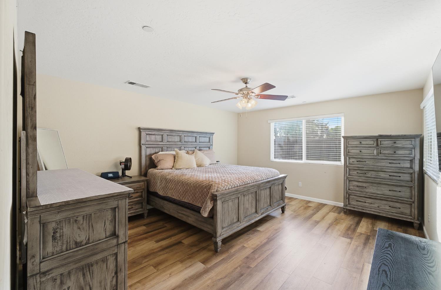 1537 N Irma St, Visalia, CA 93292