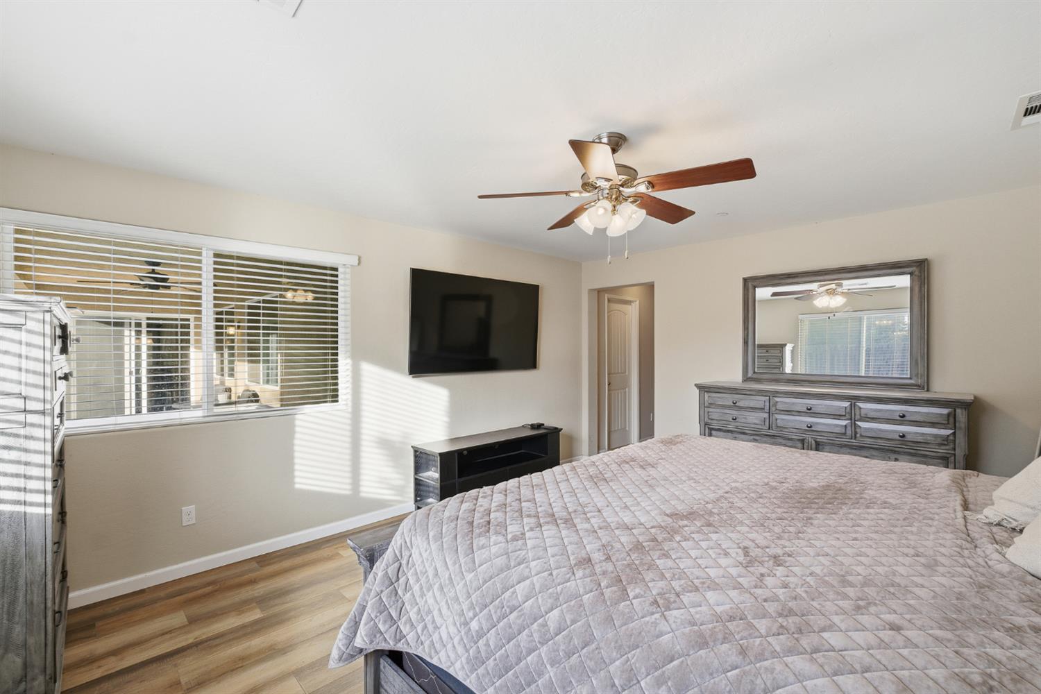 1537 N Irma St, Visalia, CA 93292