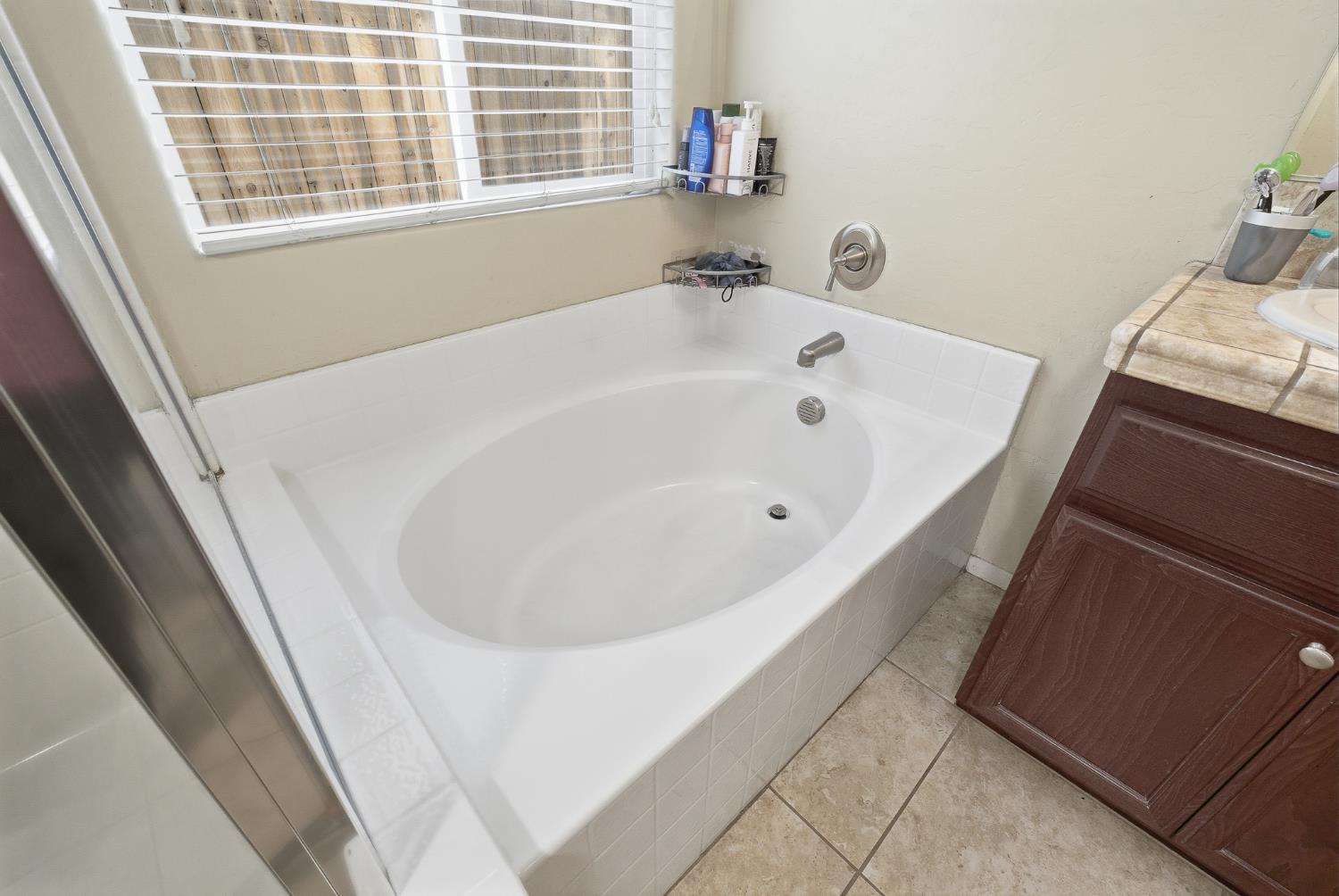 1537 N Irma St, Visalia, CA 93292