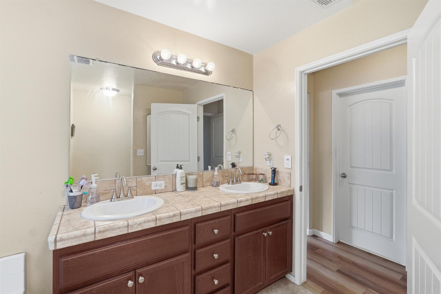 1537 N Irma St, Visalia, CA 93292