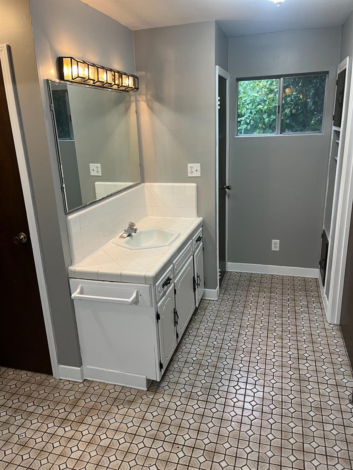 4662 E Illinois Ave, Fresno, CA 93702