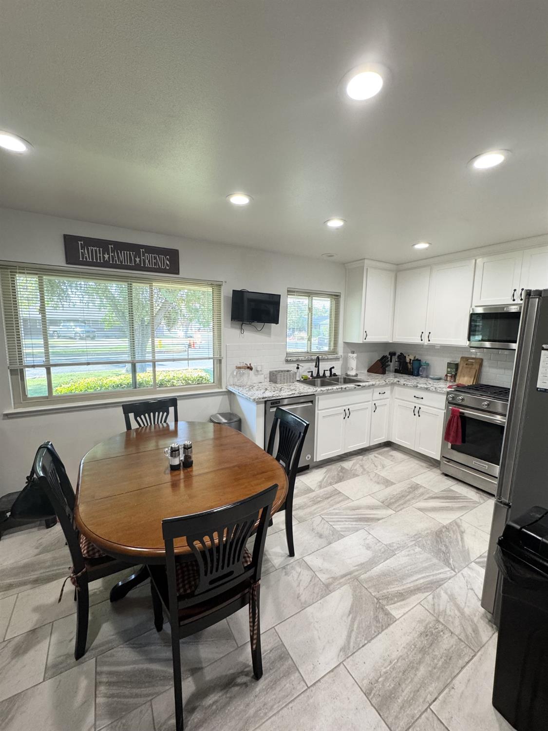 2825 Westgate Dr, Madera, CA 93637