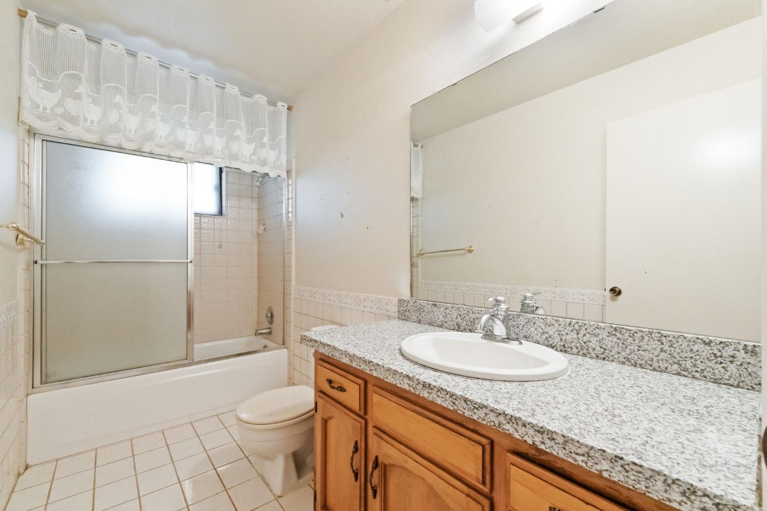 17214 Crescent Dr, Madera, CA 93638