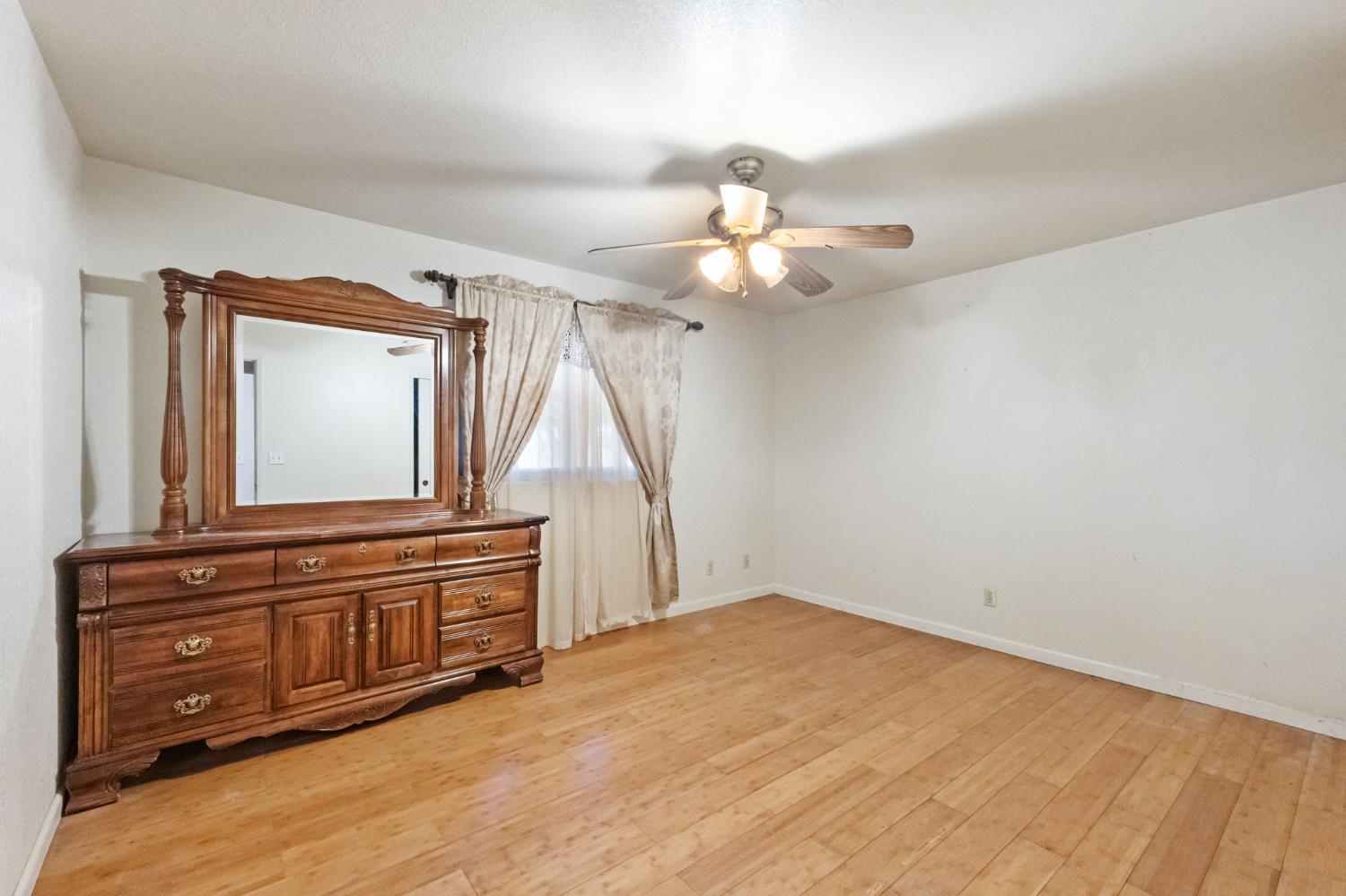 17214 Crescent Dr, Madera, CA 93638