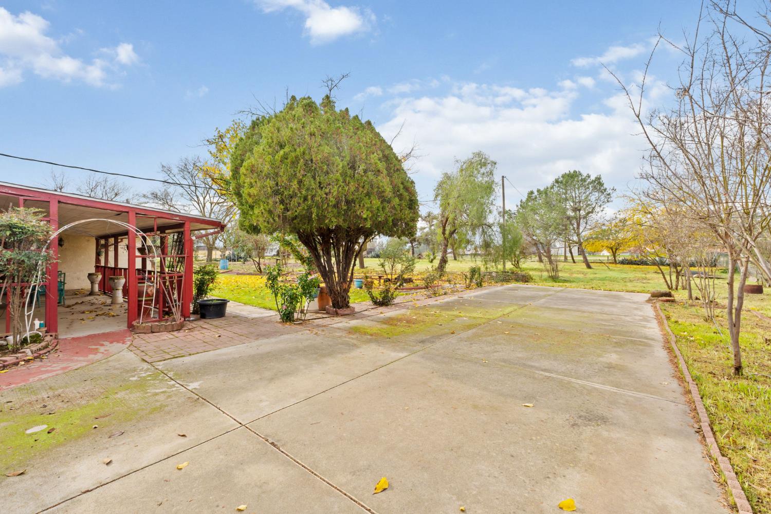 17214 Crescent Dr, Madera, CA 93638