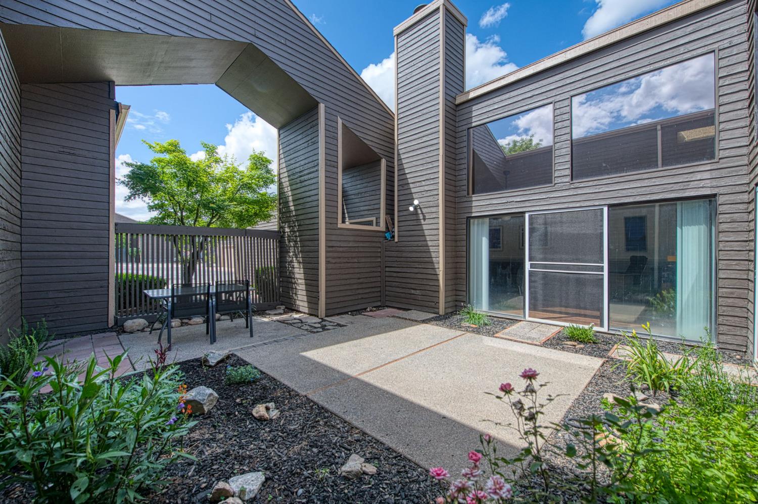 345 Sylmar Ave, Clovis, CA 93612