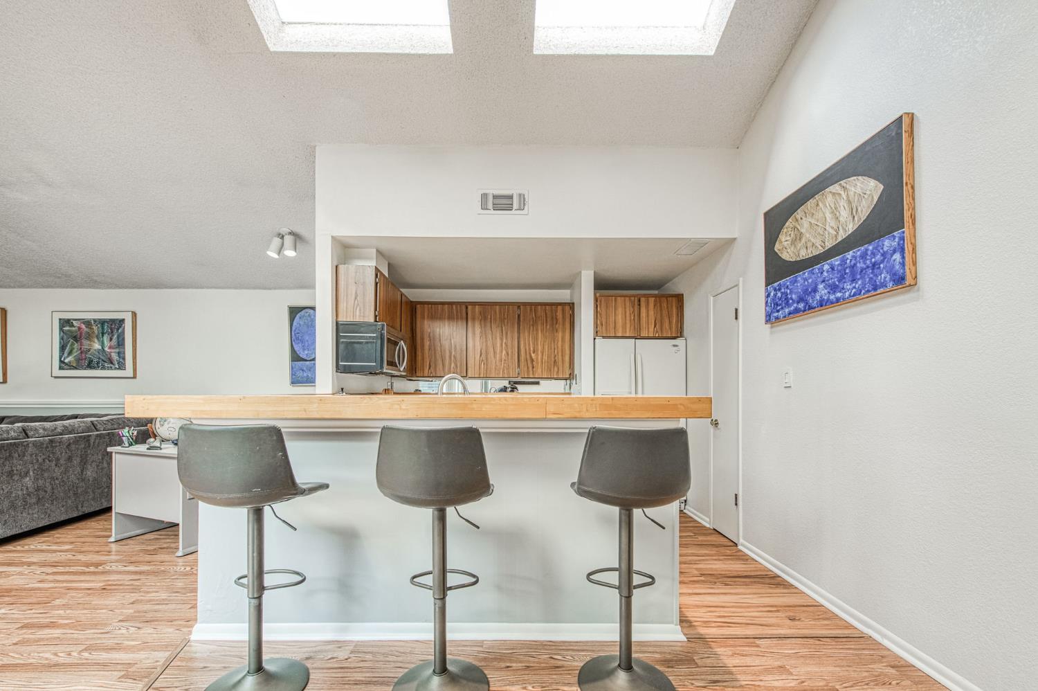 345 Sylmar Ave, Clovis, CA 93612