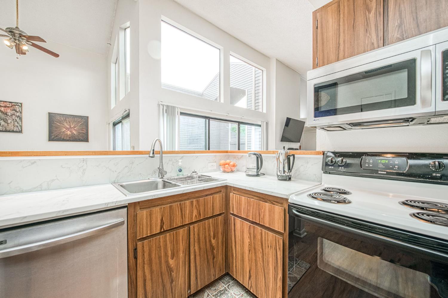 345 Sylmar Ave, Clovis, CA 93612