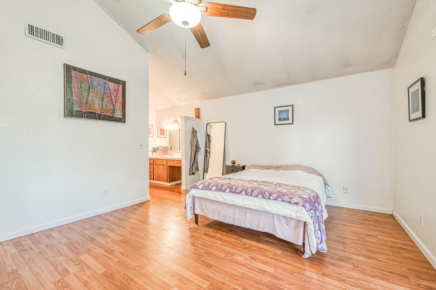 345 Sylmar Ave, Clovis, CA 93612